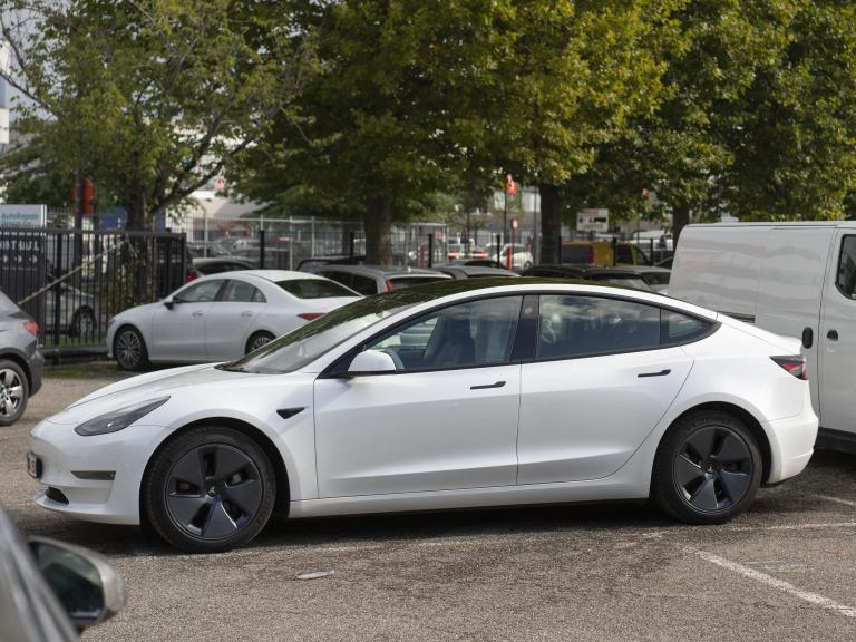 tesla-op-parkeersplaats-arg-wilrijk